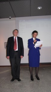 Mr Michel Foubert, premier adjoint au maire de Compiègne, chargé officiellement de recevoir les archives de l’Amicale. Danièle Bessière prend la parole.