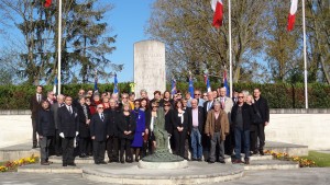 Monument commémoratif du Mémorial de l’internement de Royallieu - Photo de groupe de l'Amicale du convoi des déportes tatoués du 27 avril 1944.